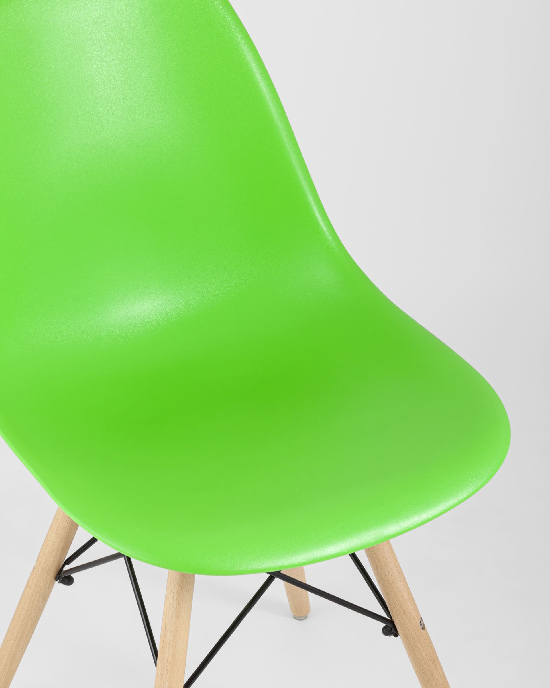 Стул Eames DSW светло-зеленый из Италии