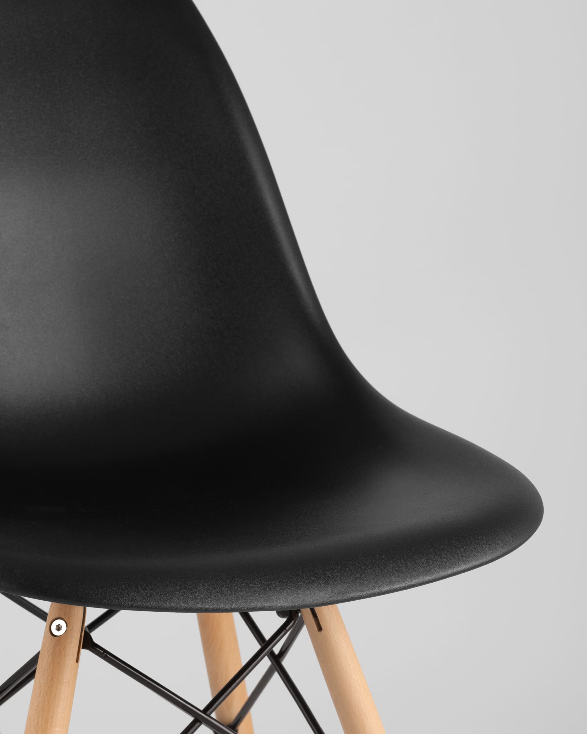 Стул Eames Style DSW черный (разборный каркас) из Италии