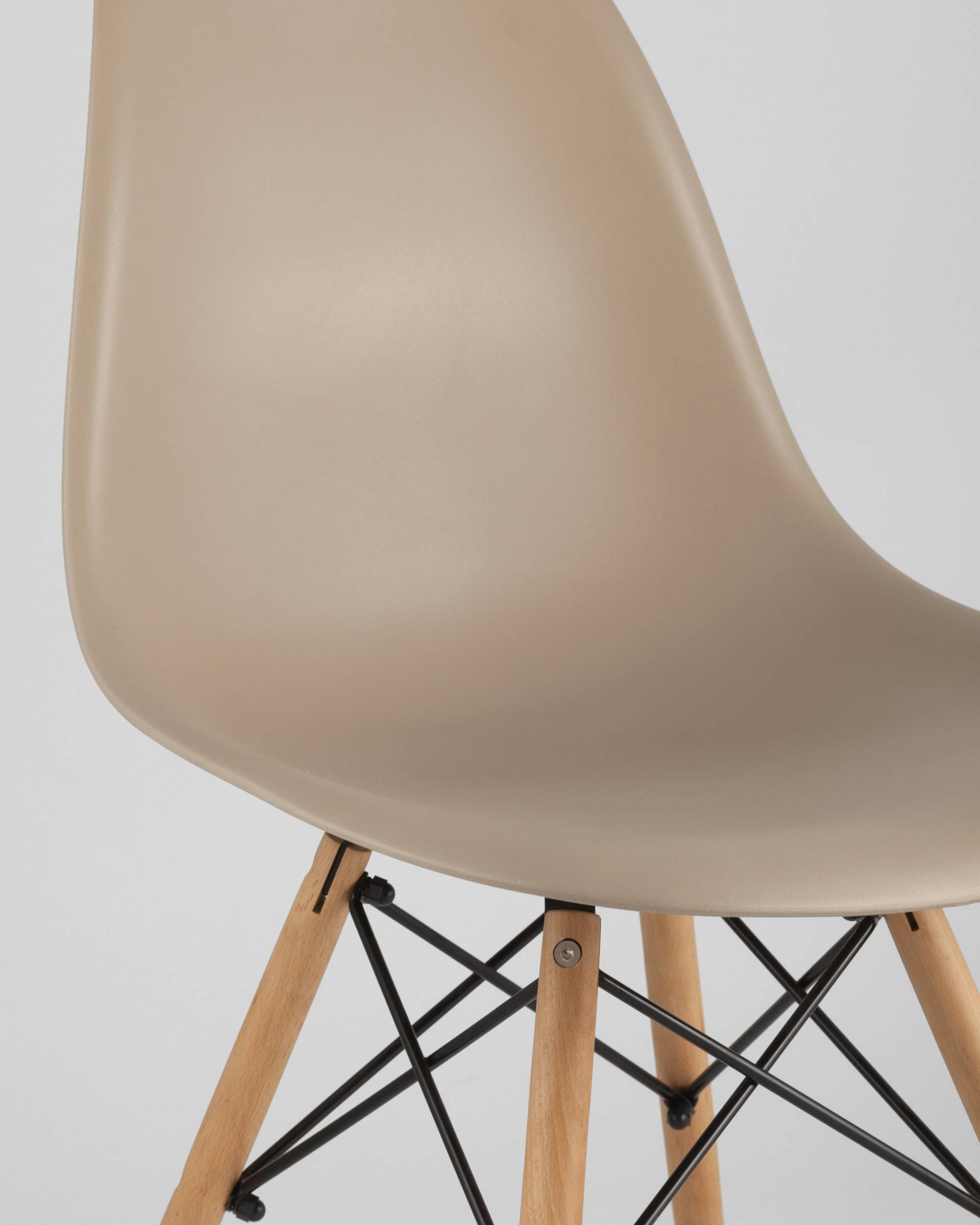 Стул Eames DSW бежевый из Италии