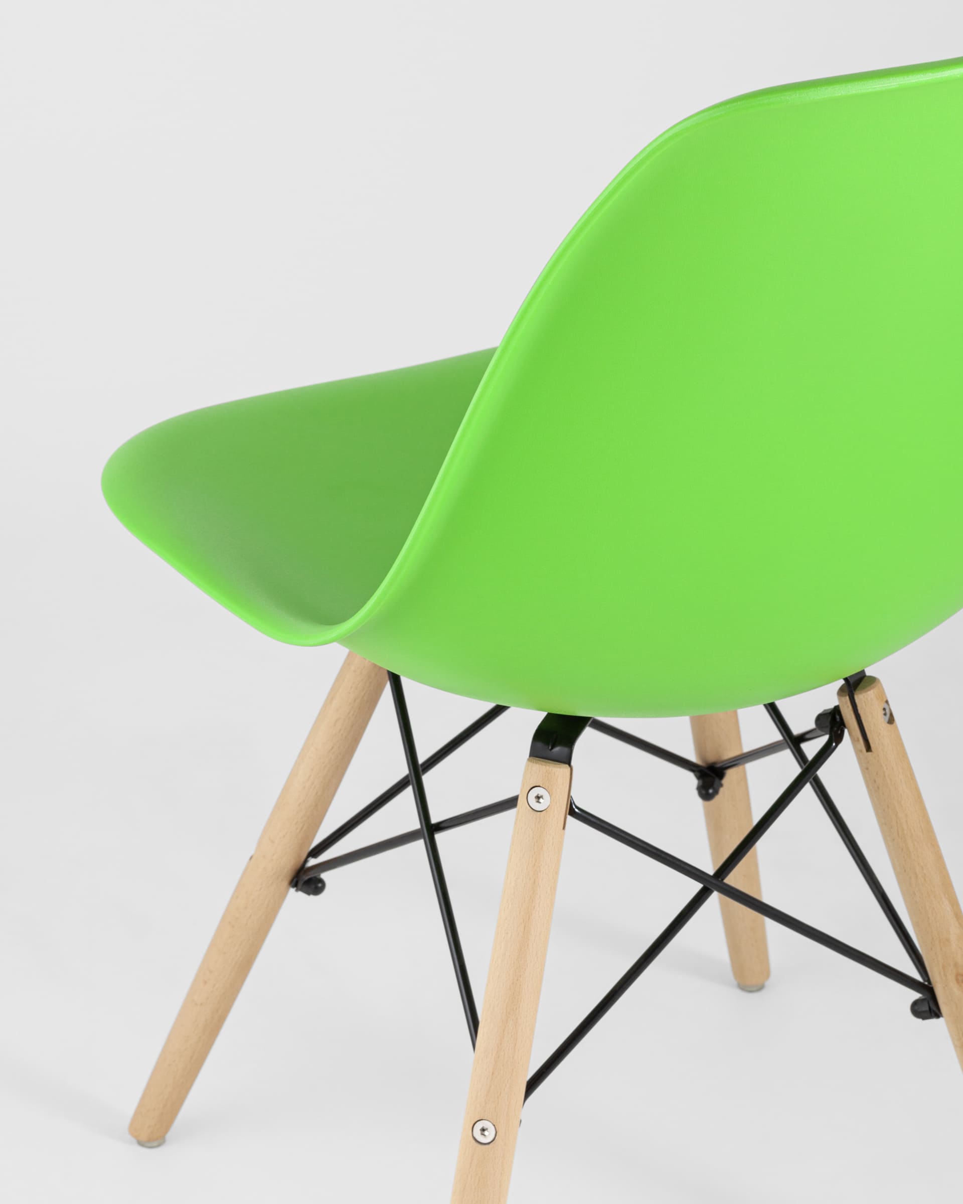 Стул Eames DSW светло-зеленый из Италии