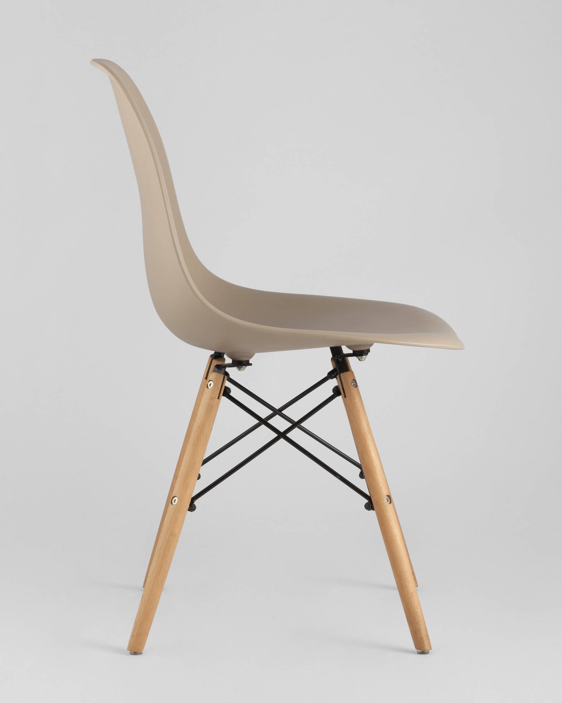Стул Eames DSW бежевый из Италии