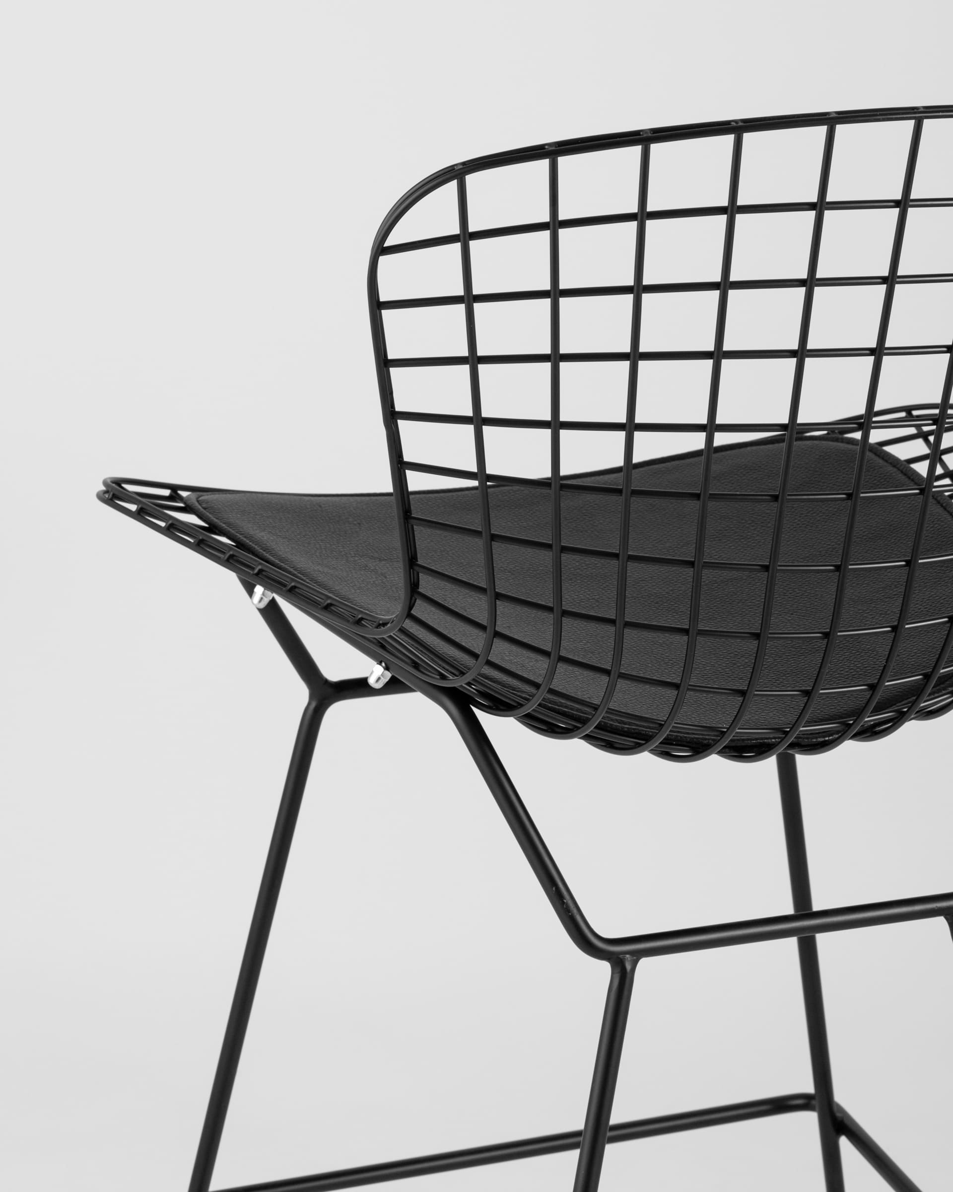 Стул полубарный с низкой спинкой Bertoia черный с черной подушкой из Италии