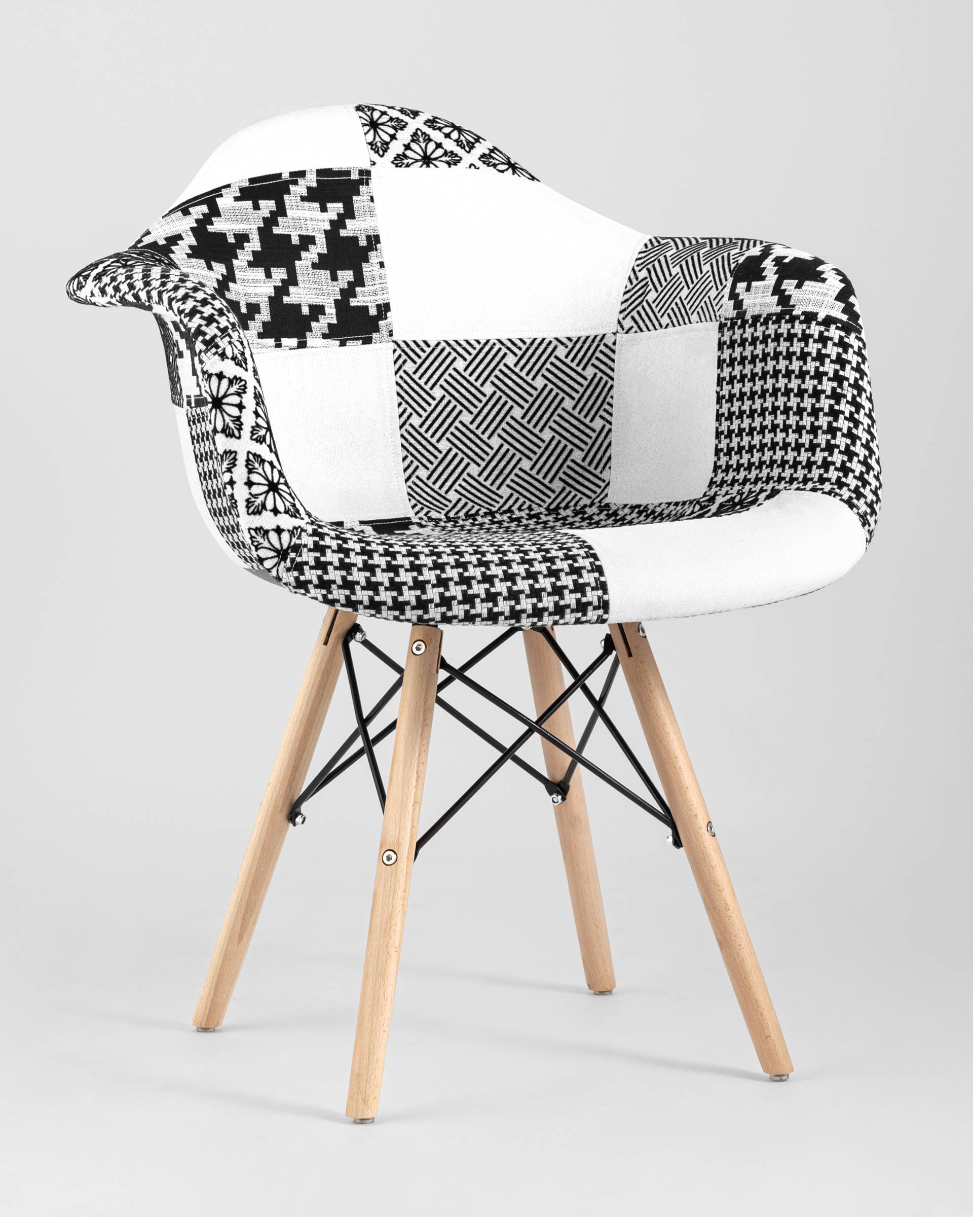 Кресло Eames DSW пэчворк черно-белое из Италии