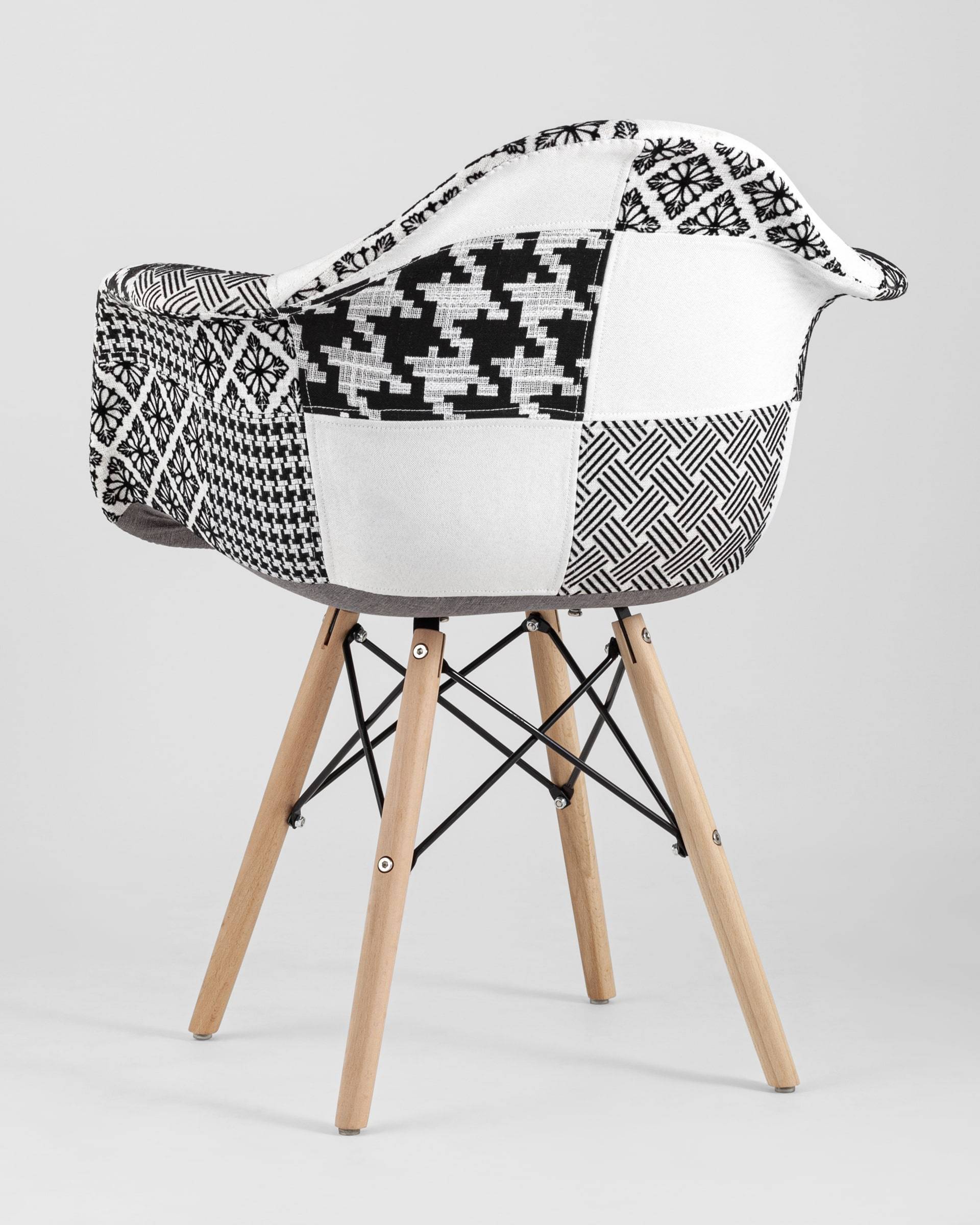 Кресло Eames DSW пэчворк черно-белое из Италии