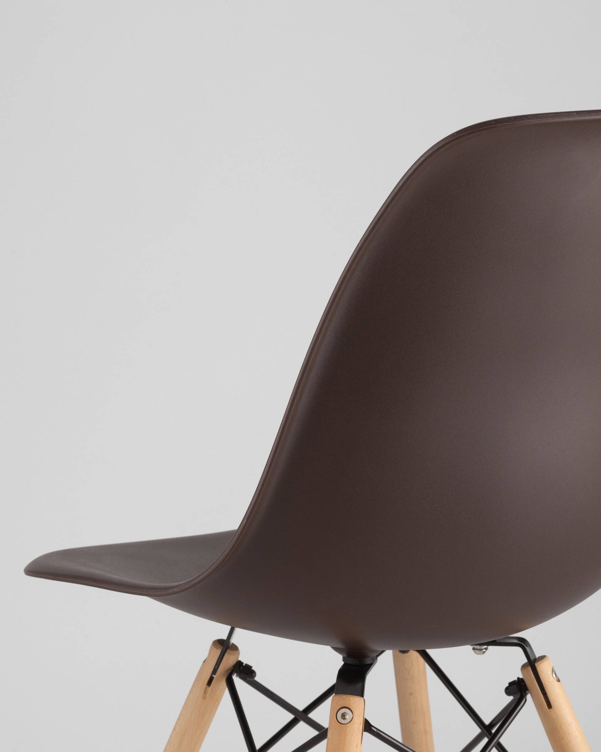 Стул Eames DSW коричневый из Италии